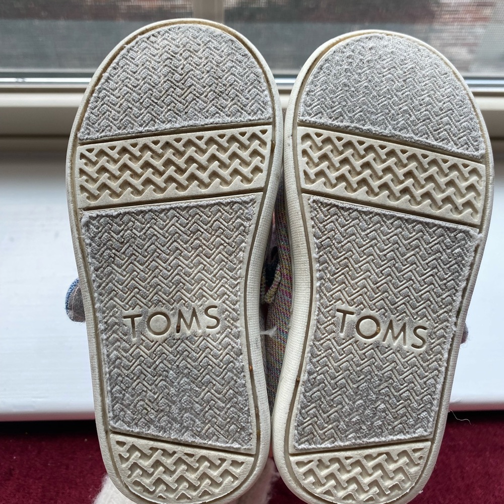 Toms - Picture 4 of 5
